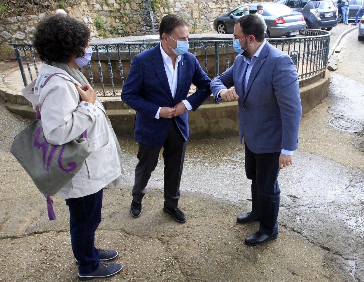 Alfredo Canteli saluda a Adrián Barbón. 