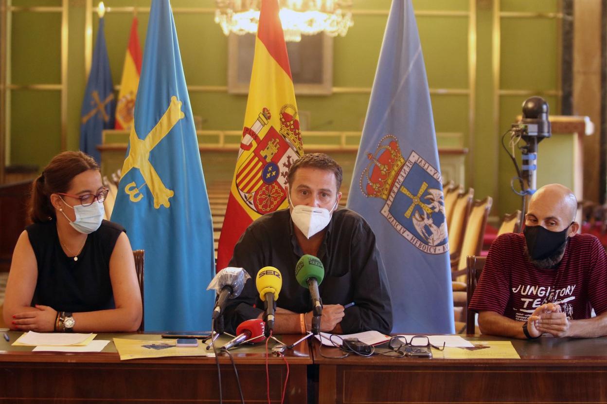 Covadonga Díaz, José Luis Costillas e Ínigo Domínguez, ayer. 