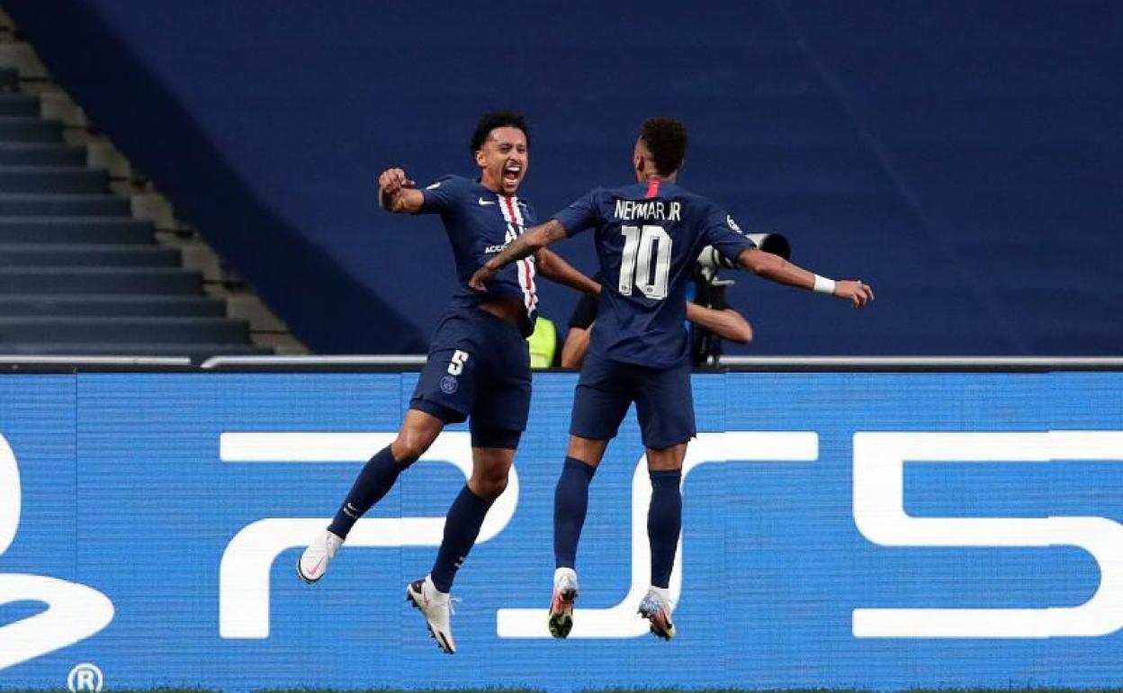 Marquinhos y Neymar celebran el gol del primero.