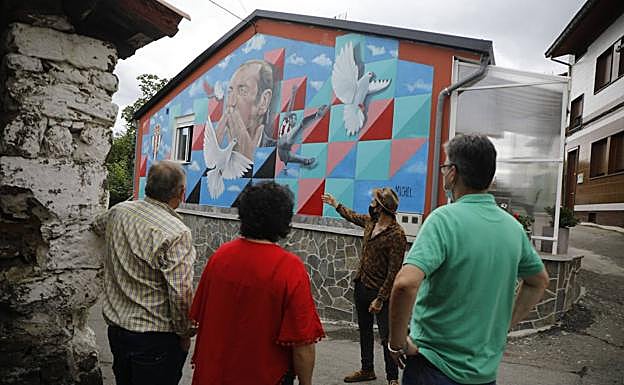 El artista Míchel Díaz, junto a José Rico, Encarna Reyes y Luis Valle. 
