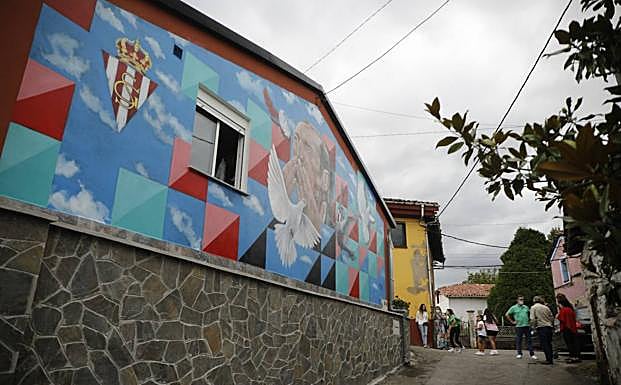 El escudo del Sporting aparece en uno de los laterales.