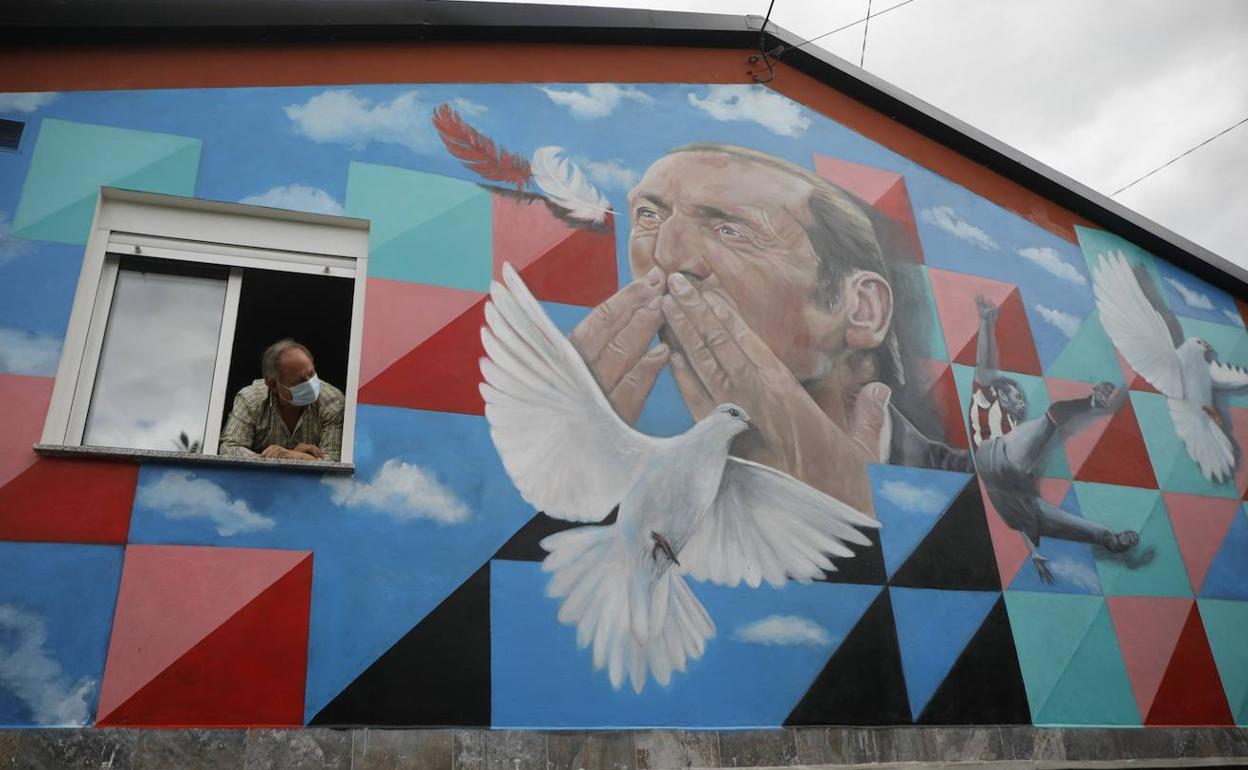 Un mural recuerda a Quini en Pando