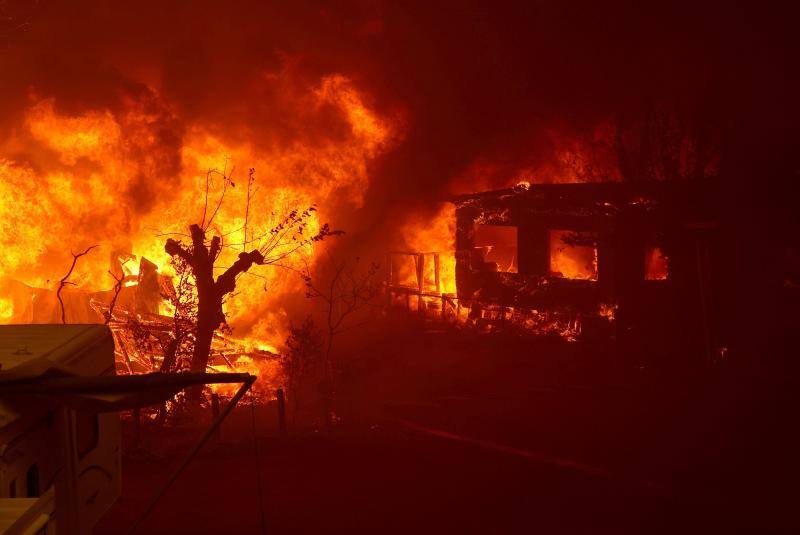 California ha declarado el estado de emergencia por la treintena de incendios activos en todo el estado, que se enfrenta a una ola de calor extrema que ha dejado temperaturas por encima de los 50 grados en el llamado Valle de la Muerte.