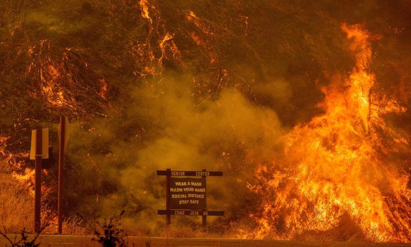 California ha declarado el estado de emergencia por la treintena de incendios activos en todo el estado, que se enfrenta a una ola de calor extrema que ha dejado temperaturas por encima de los 50 grados en el llamado Valle de la Muerte.