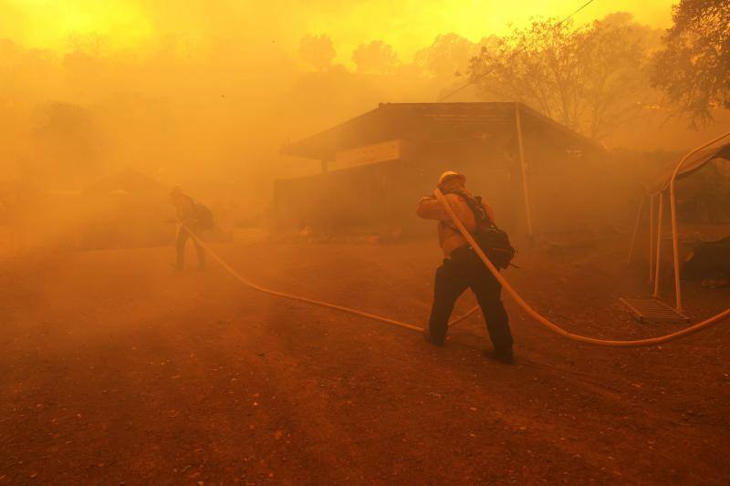 California ha declarado el estado de emergencia por la treintena de incendios activos en todo el estado, que se enfrenta a una ola de calor extrema que ha dejado temperaturas por encima de los 50 grados en el llamado Valle de la Muerte.