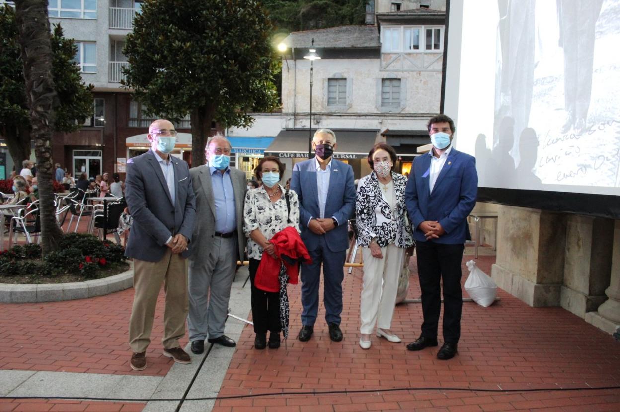 Ponentes y familiares, en la presentación del libro en Luarca. 
