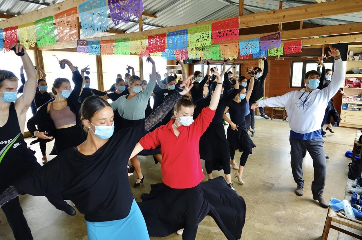 Los jóvenes alumnos, en plena clase con el bailaor y coreógrafo Ángel Rojas en Colombres. 