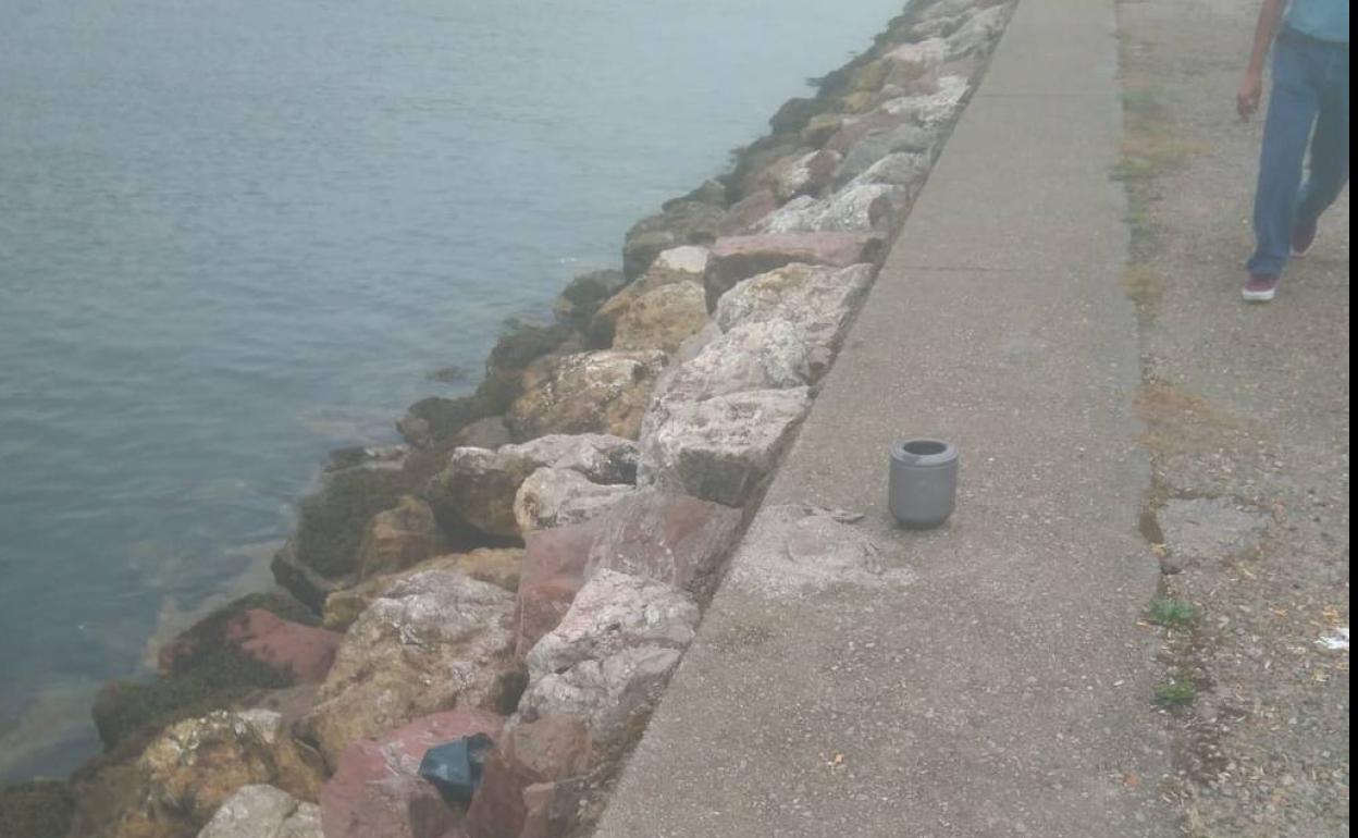 La urna y las cenizas, esta mañana en el paseo junto al canal de entrada de la ría de Avilés. 
