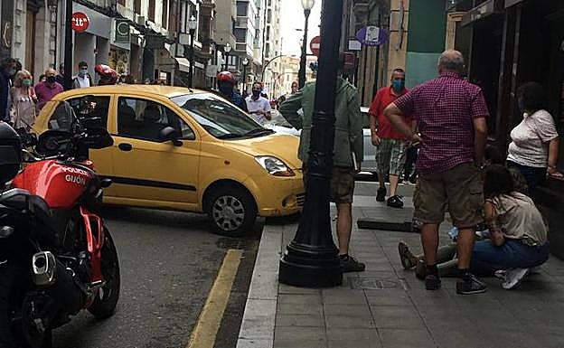 Un coche invade la acera en el centro de Gijón y atropella a una mujer