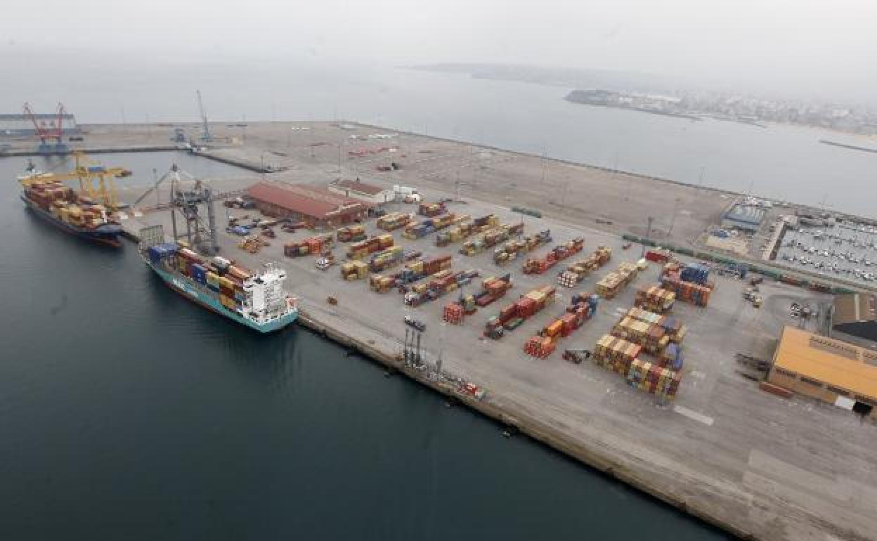 Imagen de archivo de la zona de contenedores de El Musel.