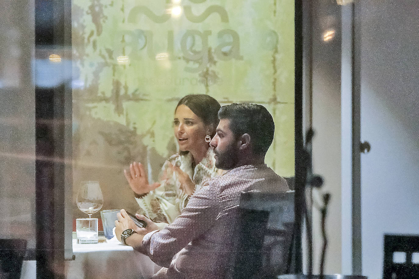 La actriz candasina Paula Echevarría y su pareja, el futbolista Miguel Torres, estuvieron ayer en Gijón. Se les vio pasear por el Muro y el puerto deportivo, y para cenar optaron por el restaurante Auga.