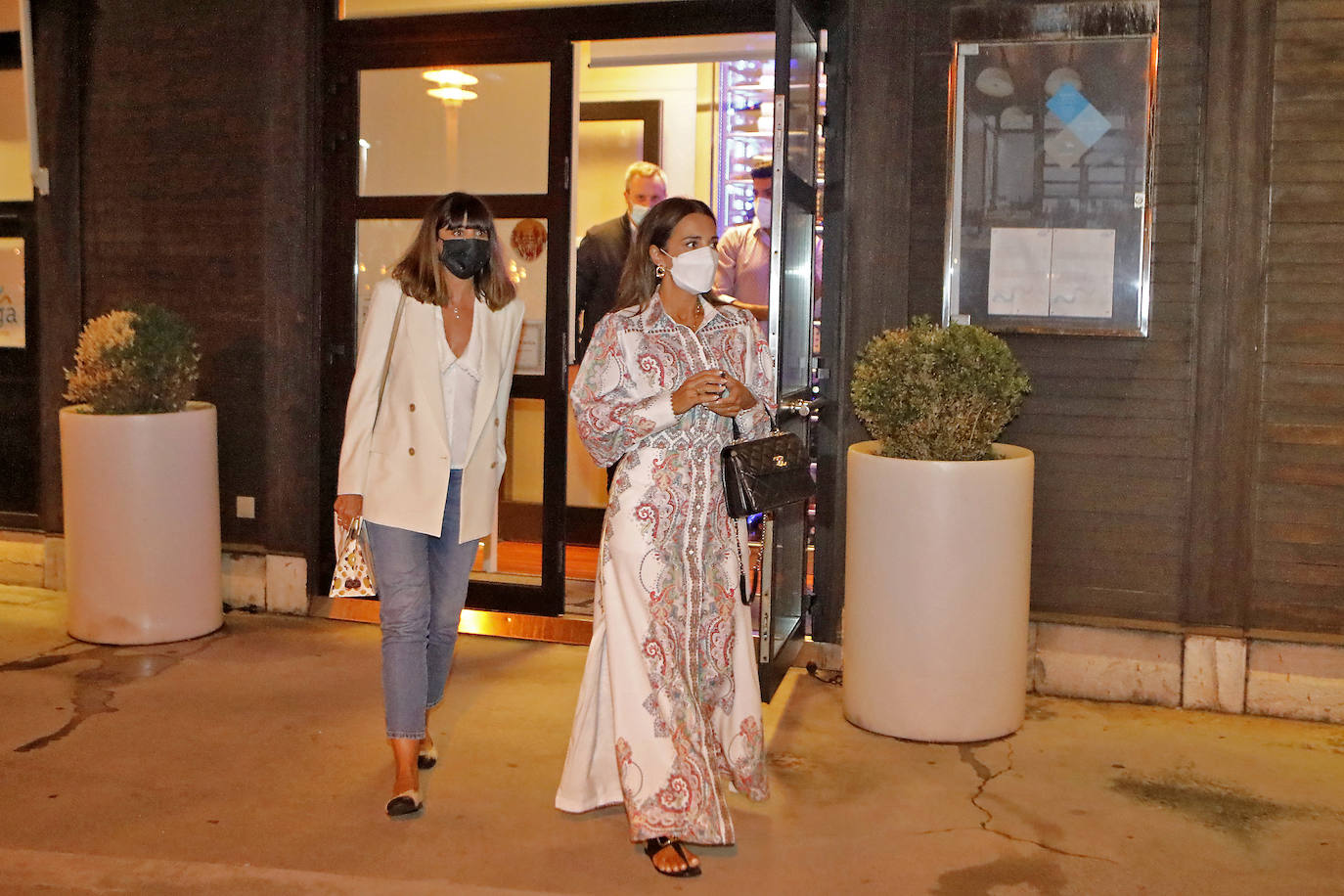 La actriz candasina Paula Echevarría y su pareja, el futbolista Miguel Torres, estuvieron ayer en Gijón. Se les vio pasear por el Muro y el puerto deportivo, y para cenar optaron por el restaurante Auga.