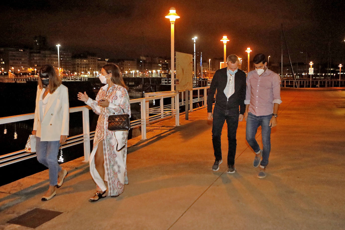 La actriz candasina Paula Echevarría y su pareja, el futbolista Miguel Torres, estuvieron ayer en Gijón. Se les vio pasear por el Muro y el puerto deportivo, y para cenar optaron por el restaurante Auga.