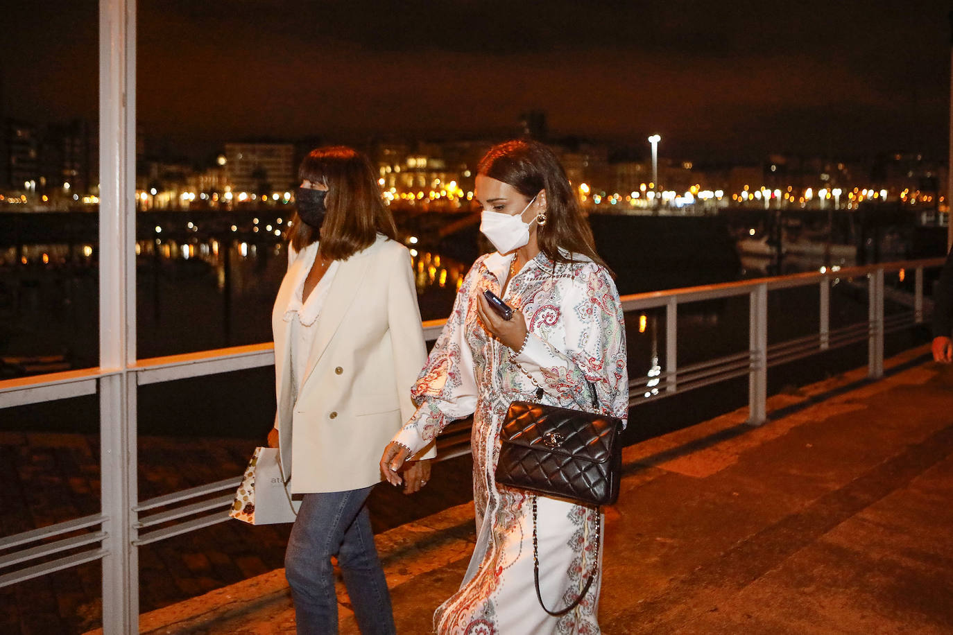 La actriz candasina Paula Echevarría y su pareja, el futbolista Miguel Torres, estuvieron ayer en Gijón. Se les vio pasear por el Muro y el puerto deportivo, y para cenar optaron por el restaurante Auga.