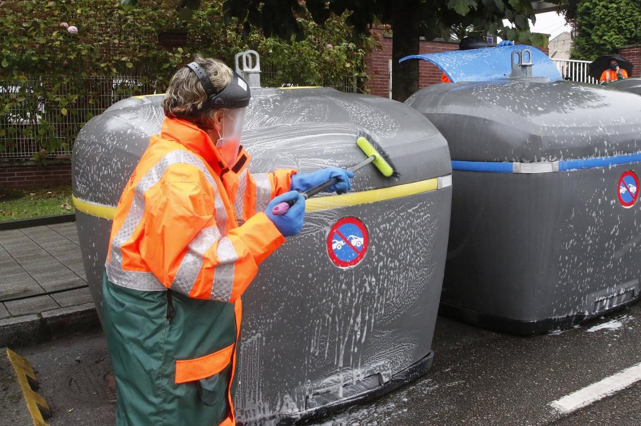 Limpieza de contenedores y de su entorno, ayer en Montevil. 