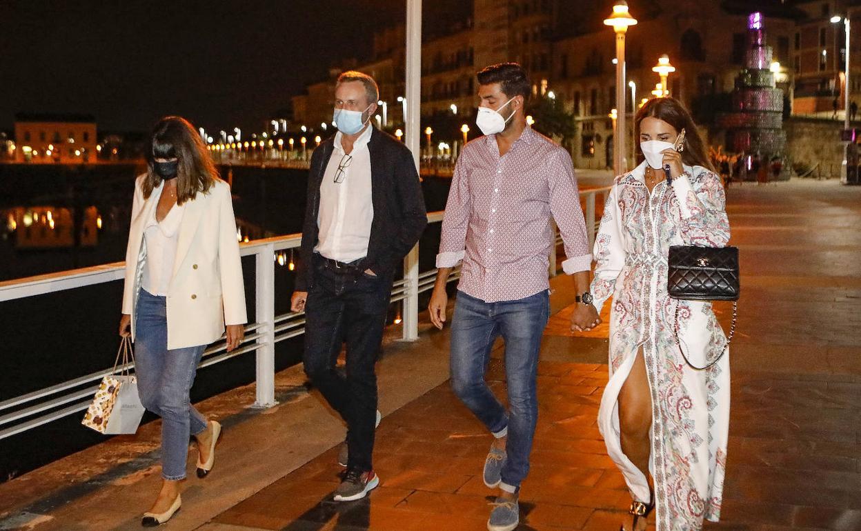 Miguel Torres y Paula Echevarria, a la derecha, en el puerto deportivo gijonés tras la cena. 