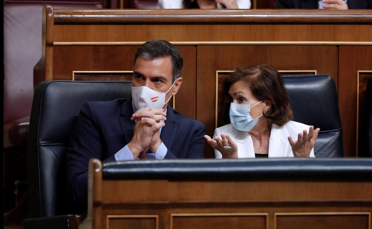 El presidente del Gobierno, Pedro Sánchez y la vicepresidenta primera, Carmen Calvo, durante el pleno del Congreso de este miércoles.