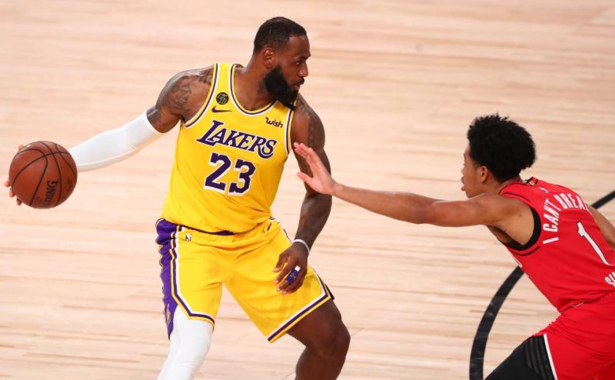 LeBron James, durante el segundo partido entre Lakers y Trail Blazers.