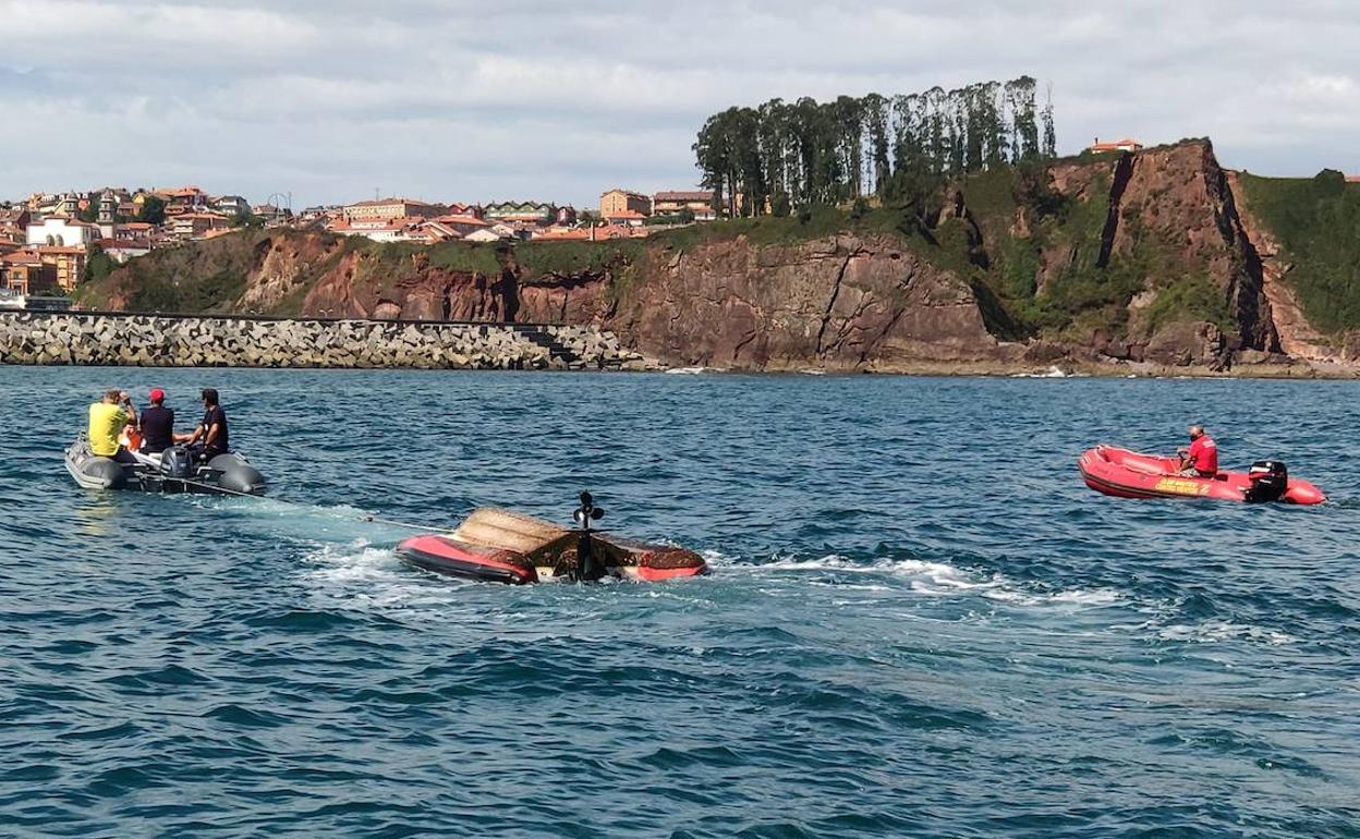 En el operativo de rescate participaron miembros del club náutico Cuatro Vientos y efectivos de salvamento marítimo con una embarcación y el helicóptero. 