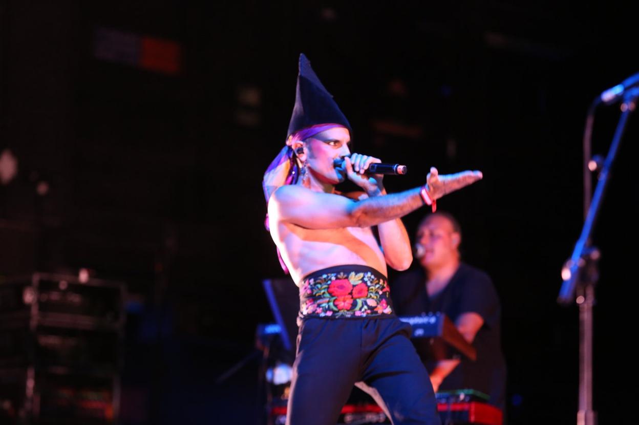 El artista, ayer sobre el escenario de la plaza del Niemeyer. 