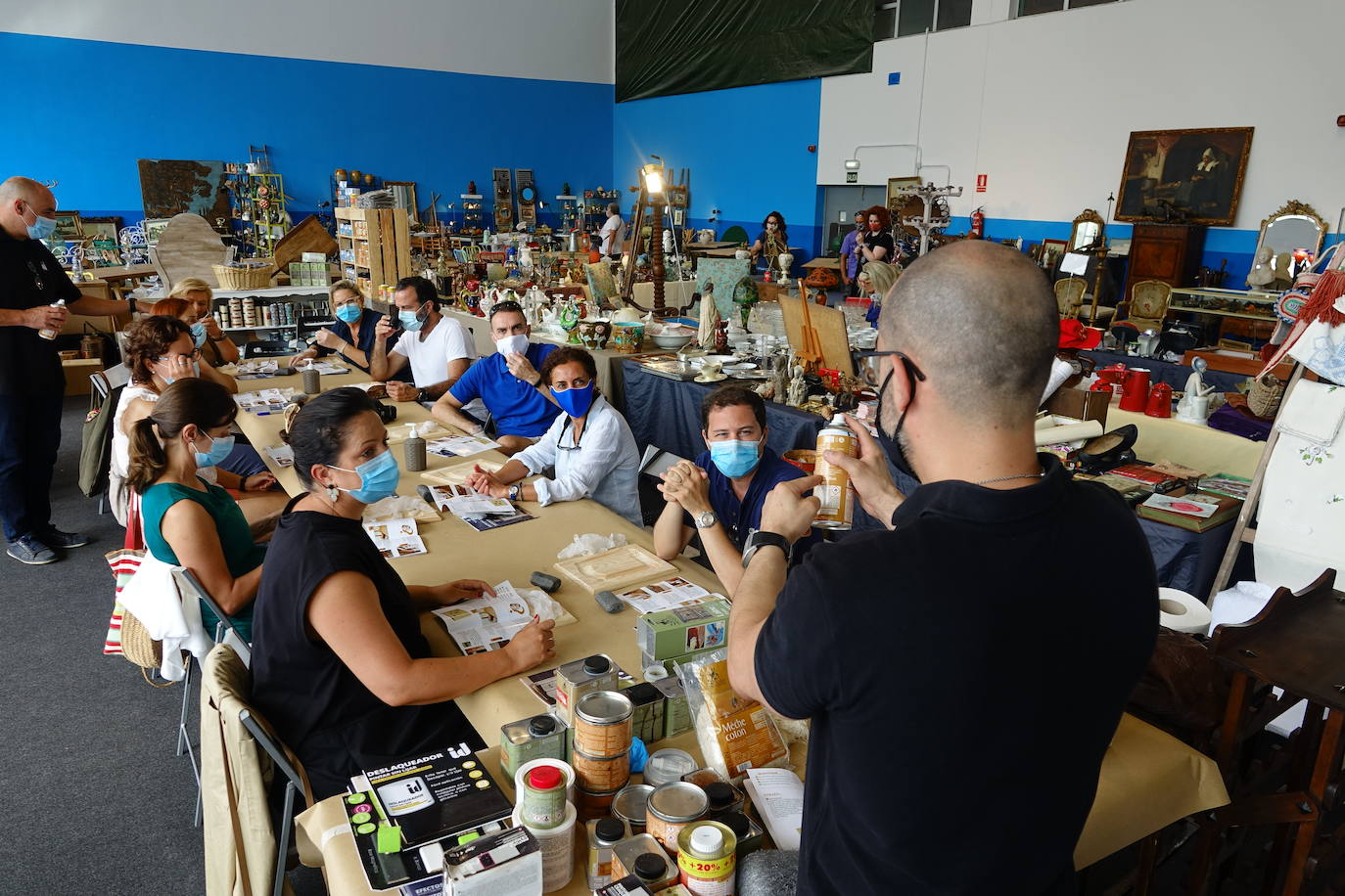 La capital del concejo de Parres acoge su tradicional Feria de Desembalaje