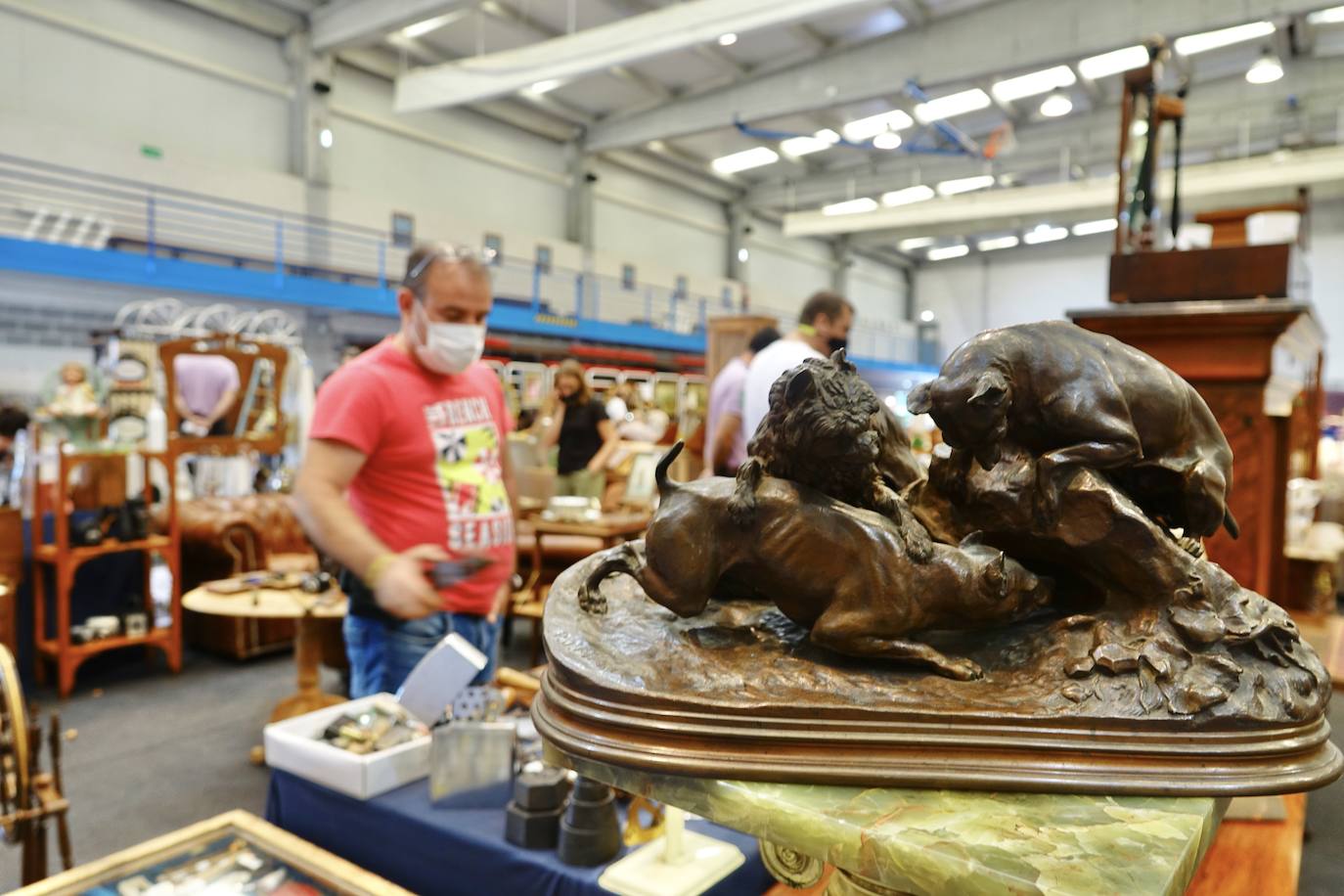 La capital del concejo de Parres acoge su tradicional Feria de Desembalaje