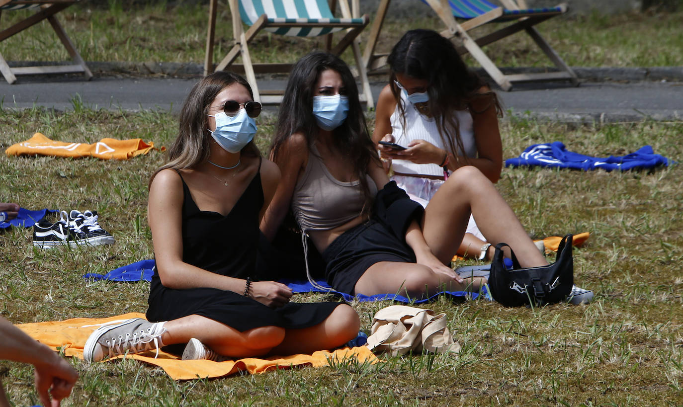 El festival de música alternativa Vetusta Suena que llenó de música y tumbonas la fábrica de armas de La Vega, despidió la edición con Colectivo Da Silva y La Bien Querida.