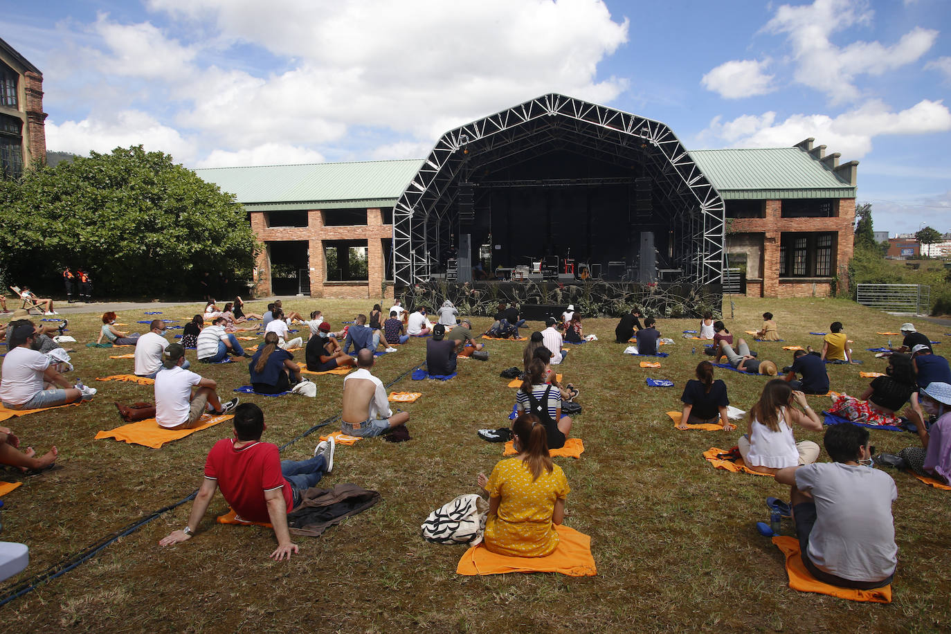 El festival de música alternativa Vetusta Suena que llenó de música y tumbonas la fábrica de armas de La Vega, despidió la edición con Colectivo Da Silva y La Bien Querida.