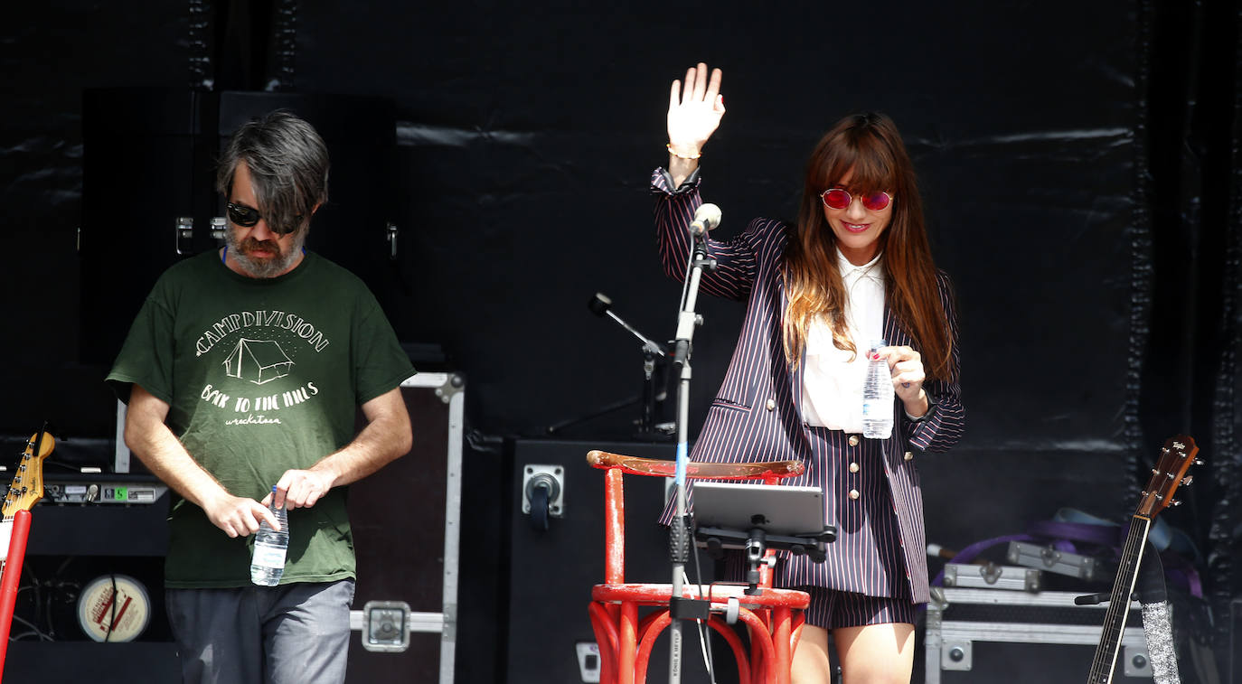 El festival de música alternativa Vetusta Suena que llenó de música y tumbonas la fábrica de armas de La Vega, despidió la edición con Colectivo Da Silva y La Bien Querida.