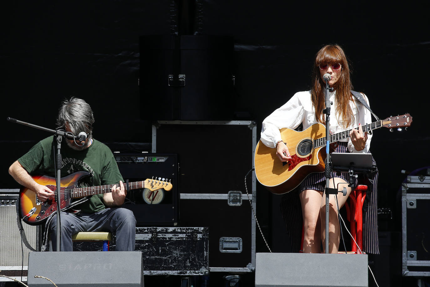 El festival de música alternativa Vetusta Suena que llenó de música y tumbonas la fábrica de armas de La Vega, despidió la edición con Colectivo Da Silva y La Bien Querida.