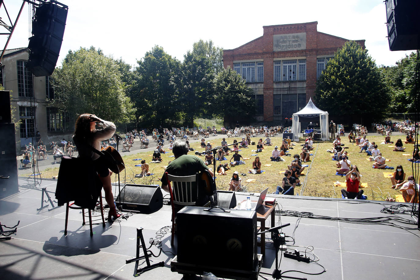 El festival de música alternativa Vetusta Suena que llenó de música y tumbonas la fábrica de armas de La Vega, despidió la edición con Colectivo Da Silva y La Bien Querida.