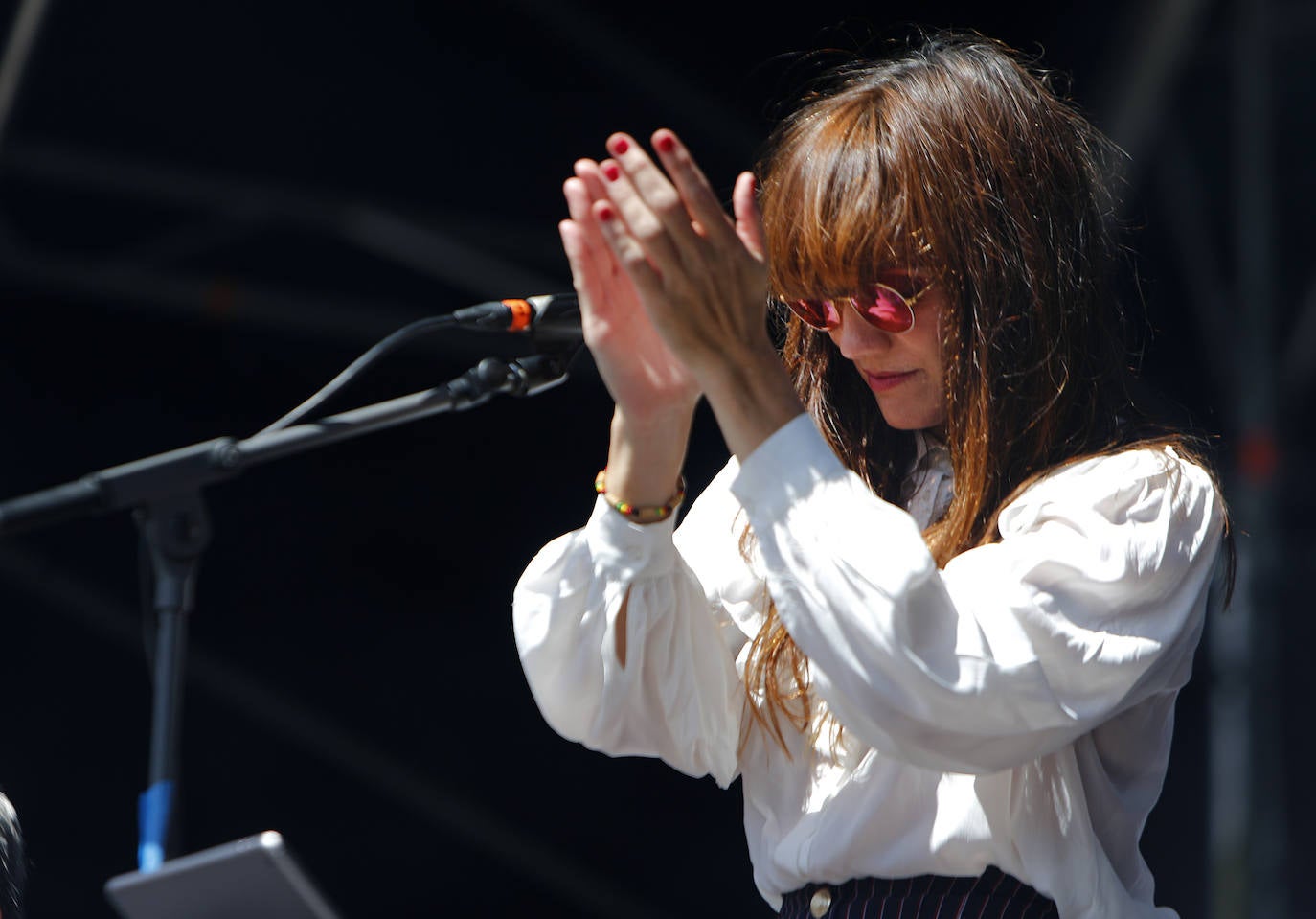 El festival de música alternativa Vetusta Suena que llenó de música y tumbonas la fábrica de armas de La Vega, despidió la edición con Colectivo Da Silva y La Bien Querida.