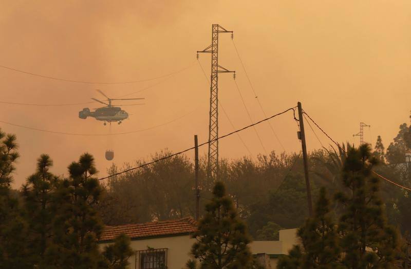 El incendio que desde el viernes afecta a la isla canaria se encuentra en fase de consolidación del perímetro, que abarca unas 1.200 hectáreas, tras una noche dura con condiciones meteorológicas adversas. Las brigadas se enfrentan este domingo a horas críticas para evitar que se reactiven los puntos calientes.
