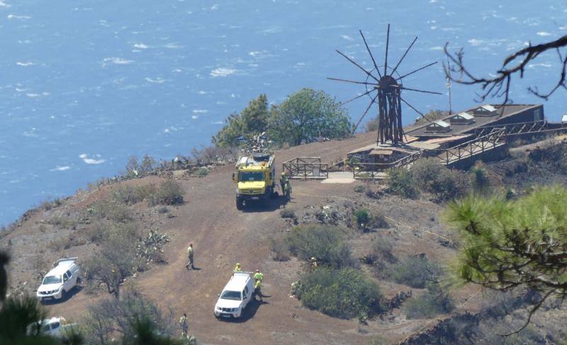 El incendio que desde el viernes afecta a la isla canaria se encuentra en fase de consolidación del perímetro, que abarca unas 1.200 hectáreas, tras una noche dura con condiciones meteorológicas adversas. Las brigadas se enfrentan este domingo a horas críticas para evitar que se reactiven los puntos calientes.