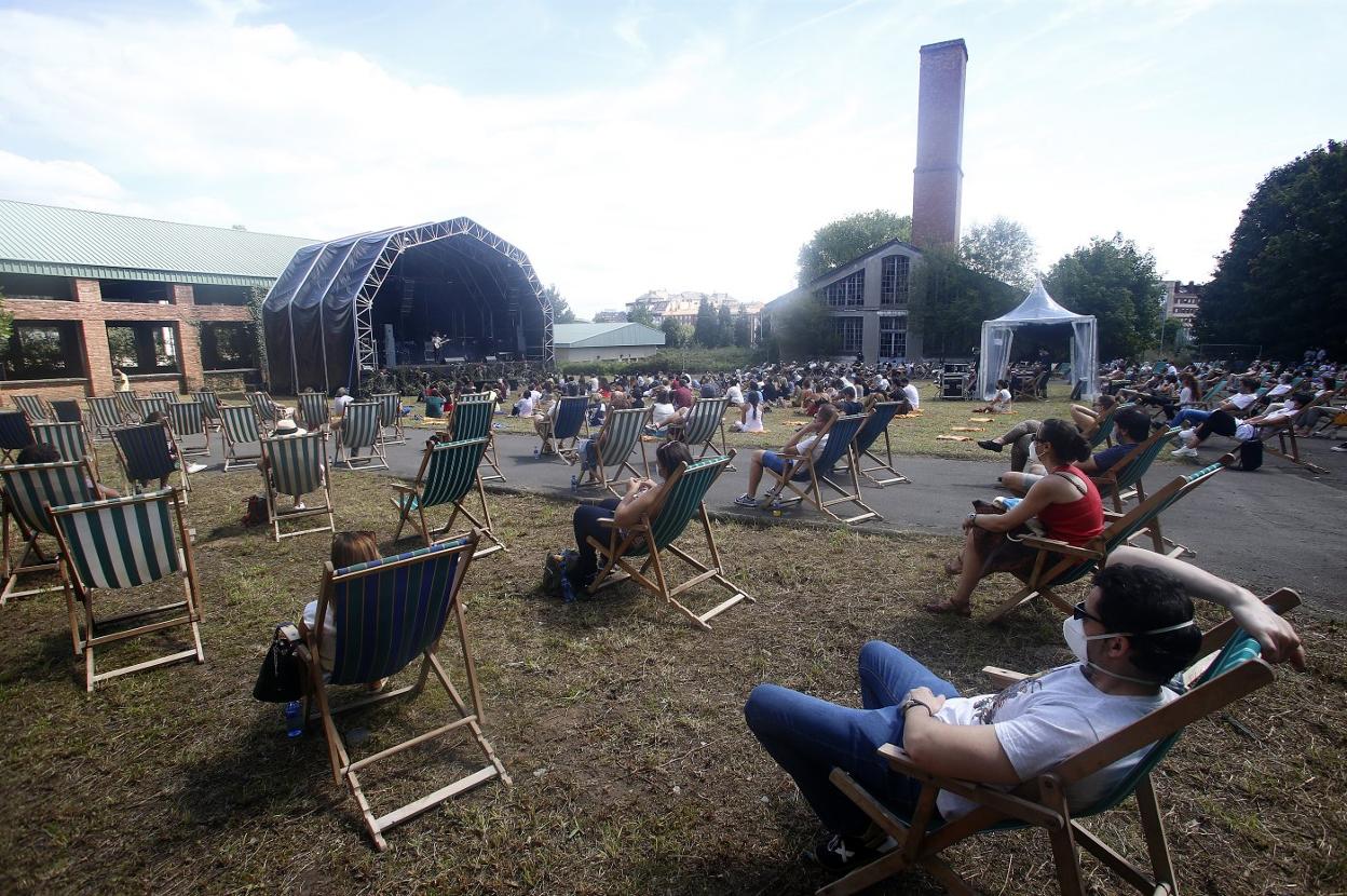 El público agotó las 300 localidades disponibles para la segunda jornada del Vetusta Suena (Vesu) celebrado en la fábrica de armas de La Vega. 