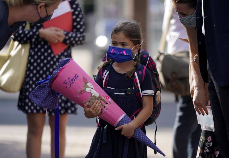 Los centros educativos ya han abierto sus puertas en distintas partes del mundo. Las distancias de seguridad y la utilización de mascarillas se han convertido en algo imprescindible para los estudiantes. Países como Alemania, Estados Unidos, Holanda o Yemen pueden servir de referencia a lo que nos encontraremos durante las próximas semanas en España.