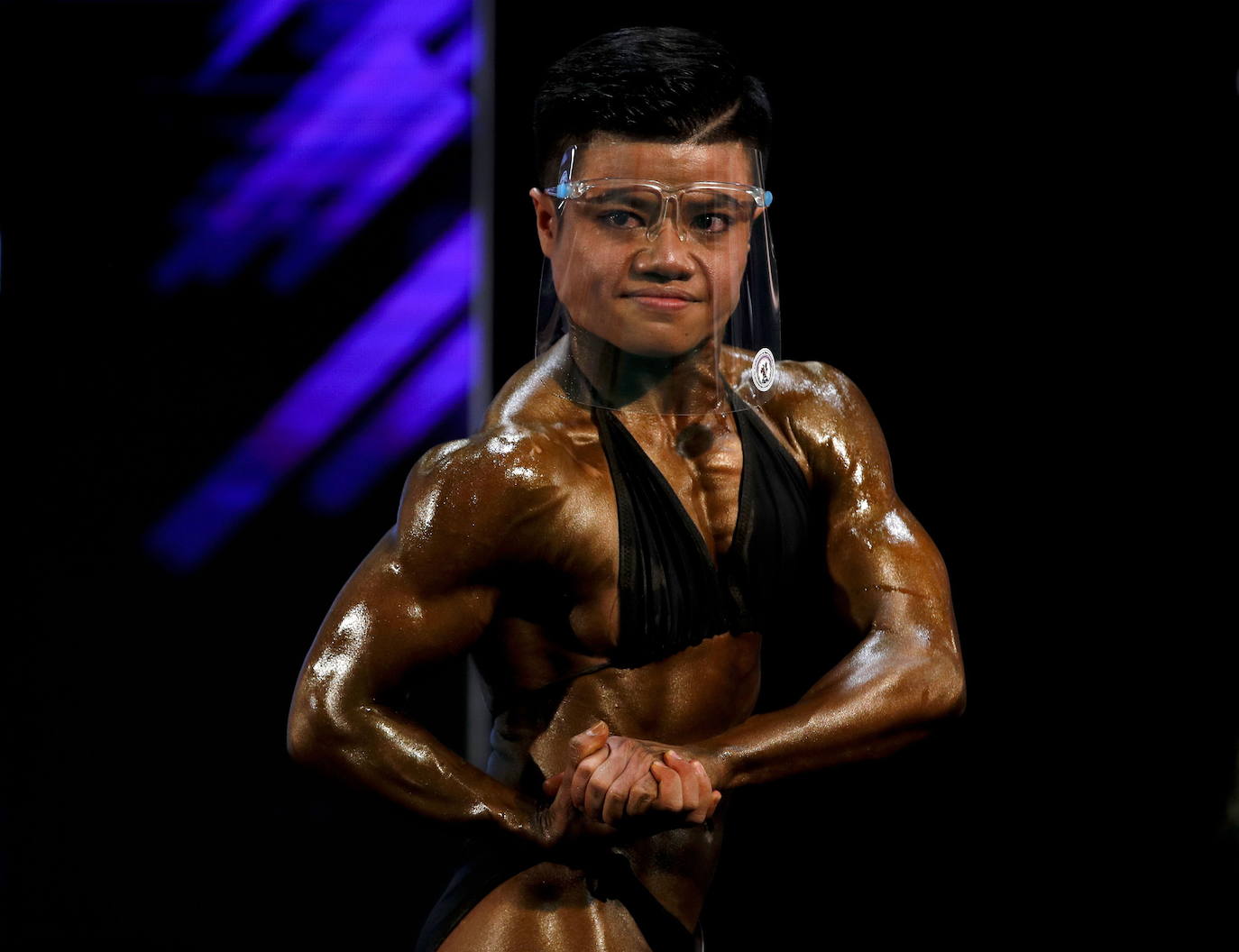 Protegidos con pantallas de plástico, decenas de concursantes compiten en el certamen de culturismo 'Mr. Tailandia' en Bangkok