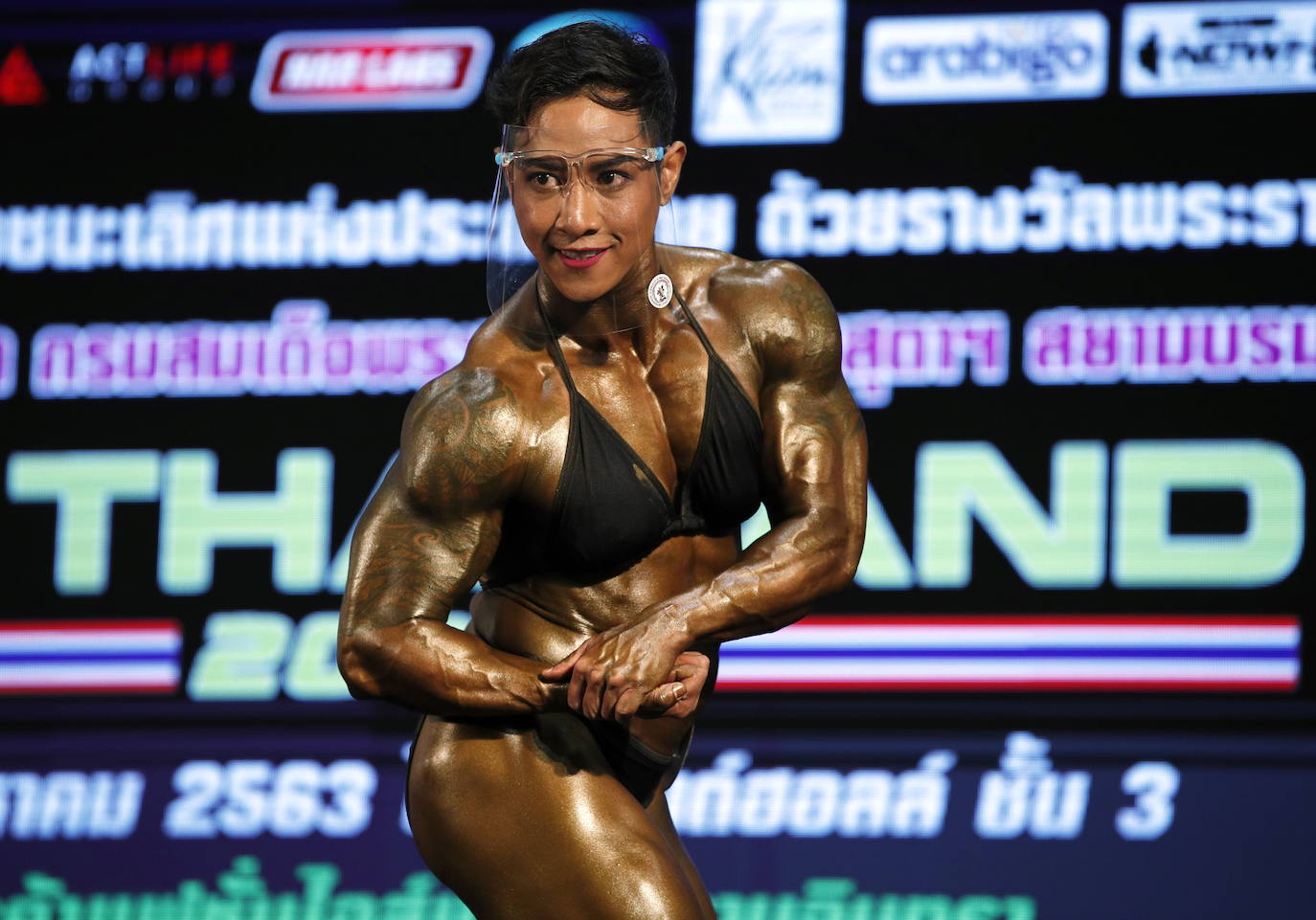 Protegidos con pantallas de plástico, decenas de concursantes compiten en el certamen de culturismo 'Mr. Tailandia' en Bangkok