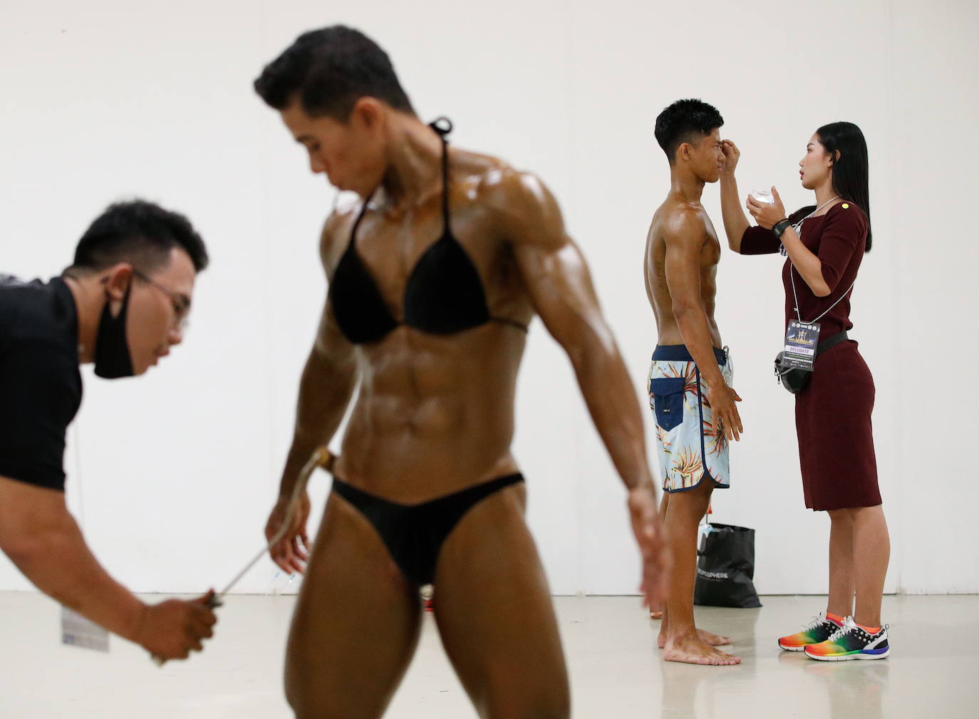Protegidos con pantallas de plástico, decenas de concursantes compiten en el certamen de culturismo 'Mr. Tailandia' en Bangkok