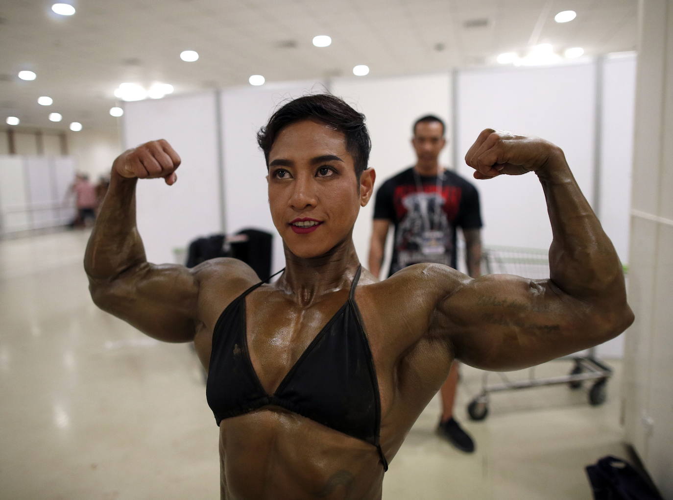 Protegidos con pantallas de plástico, decenas de concursantes compiten en el certamen de culturismo 'Mr. Tailandia' en Bangkok