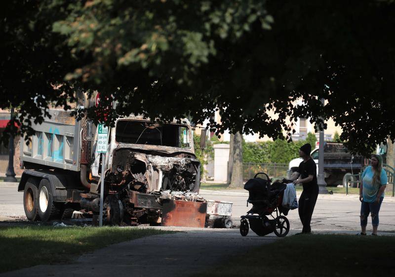 Un nuevo incidente racista ha encendido las calles de Wisconsin. Los incidentes comenzaron después de que se publicase un vídeo en el que se ve a un policía de Kenosha disparando siete veces por la espalda a Jacob Blake, un ciudadano negro el pasado 23 de agosto. 
