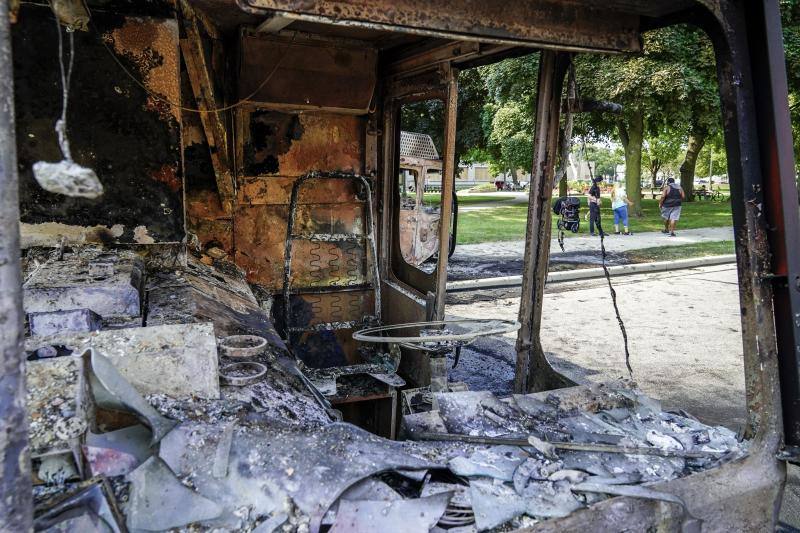 Un nuevo incidente racista ha encendido las calles de Wisconsin. Los incidentes comenzaron después de que se publicase un vídeo en el que se ve a un policía de Kenosha disparando siete veces por la espalda a Jacob Blake, un ciudadano negro el pasado 23 de agosto. 