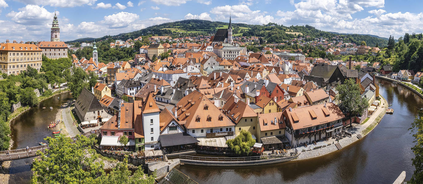 Cesky Krumlov (República Checa): El río Vltava se enrosca como una serpiente en torno a la ciudad y a su espectacular castillo con elementos de los períodos gótico, renacentista y barroco, ya que fue construido por primera vez en el siglo XIII y sufrió ampliaciones durante el siglo XVII. Toda la ciudad es Patrimonio Mundial de la UNESCO que parece sacado de un cuento de hadas.