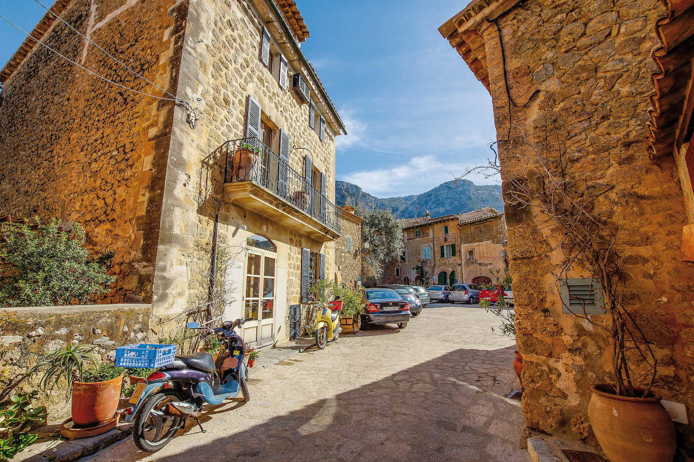 Deià (España): Deia es un pueblo pintoresco muy conocido, como atestiguan los electores de Jetcost.es, ubicado en la cresta norte de la isla, lugar de residencia de escritores, pintores y músicos. Situado en un valle a la sombra de la Serra de Tramuntana, acoge un grupo de casas construidas en piedra con techos de terracota que parecen abrazar la espectacular cordillera.