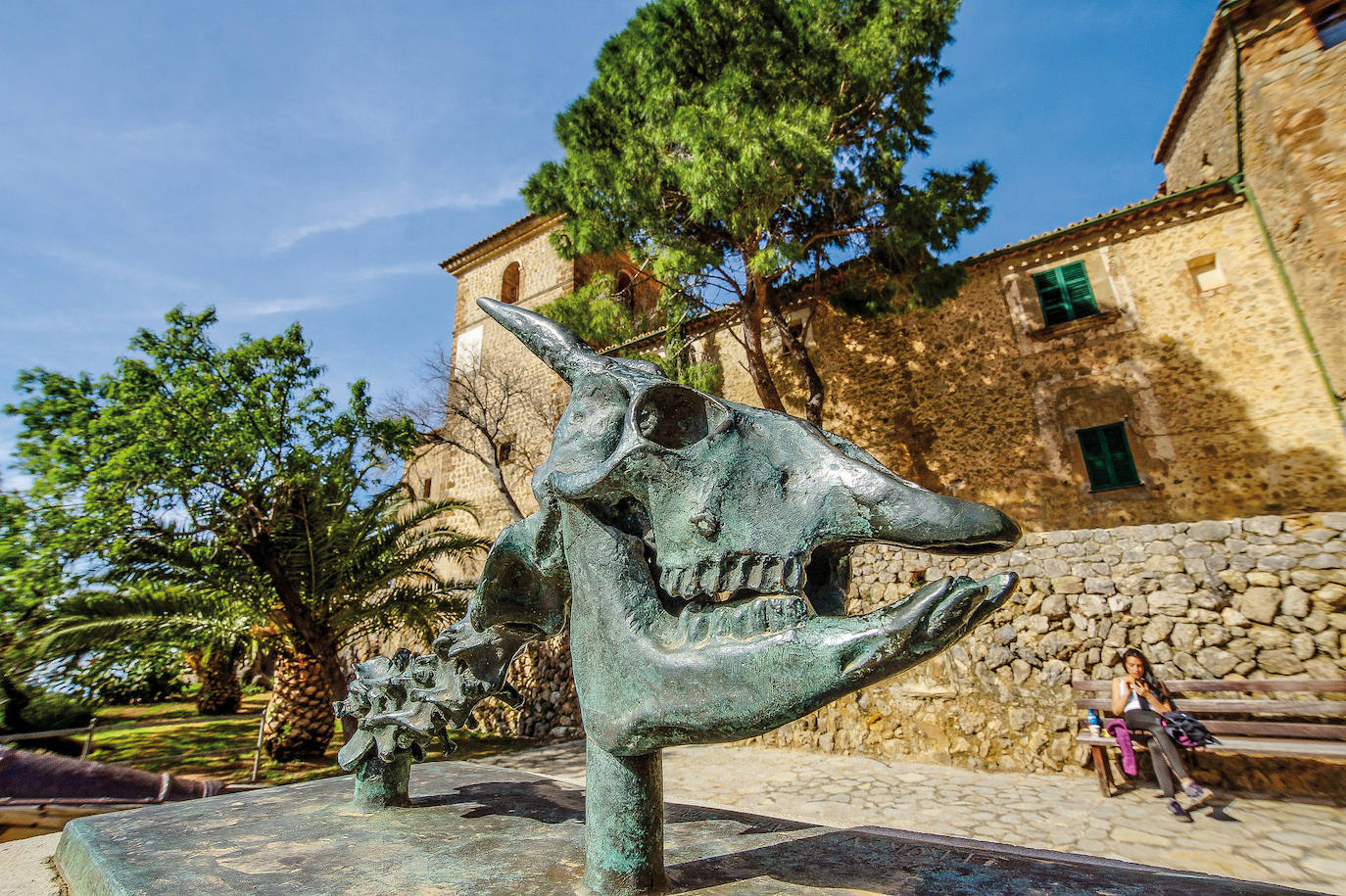 Deià (España): Deia es un pueblo pintoresco muy conocido, como atestiguan los electores de Jetcost.es, ubicado en la cresta norte de la isla, lugar de residencia de escritores, pintores y músicos. Situado en un valle a la sombra de la Serra de Tramuntana, acoge un grupo de casas construidas en piedra con techos de terracota que parecen abrazar la espectacular cordillera.