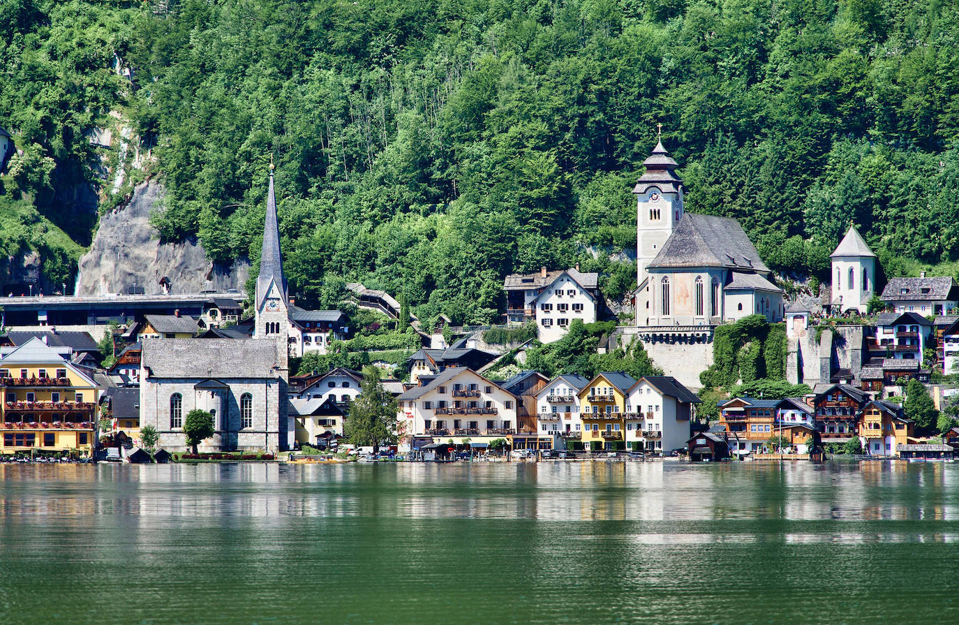 Hallstatt (Austria): A menudo considerado como uno de los lugares más bellos de Europa, Hallstatt es muy pintoresco. Esto se debe principalmente a su ubicación en una estrecha orilla rocosa del oeste del Hallstättersee con las escarpadas montañas detrás. Famoso por su producción de sal, este pequeño pueblo fue una vez un asentamiento que se remonta a tiempos prehistóricos.