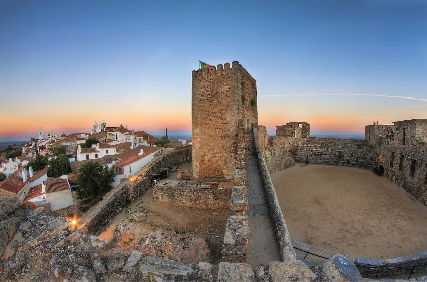 Monsaraz (Portugal): Aislada en cierto modo del resto de Portugal, lo que le da una sensación de total serenidad, el pueblo de Monsaraz se alza sobre el impresionante Valle del Guadiana, con las granjas circundantes a poca distancia. Está completamente rodeado por grandes muros de ladrillo tradicional portugués que se construyeron originalmente en la época medieval para mantener alejados a los intrusos. En la selección realizada por Jetcost.es se valoran dos cosas más sobre Monsaraz: aquí se elaboran magníficos vinos y hay muchas bodegas que visitar y tiene unas espectaculares puestas de sol.