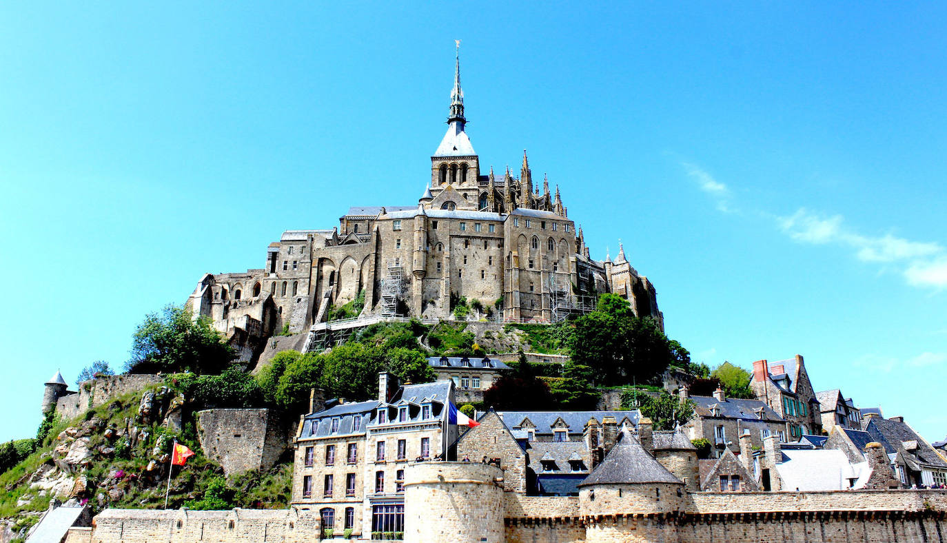 Mont Saint Michel (Francia): Esta ciudad fortificada única en una isla es uno de los monumentos más emblemáticos de Francia y cada año más de tres millones de turistas la visitan. El Mont, como a muchos les gusta llamarlo, también fue catalogado como Patrimonio de la Humanidad por la UNESCO, en especial su bahía. Curiosamente, la isla era accesible solo si había marea baja, pero hoy está conectada al continente por un puente. La principal atracción de la isla es el monasterio benedictino en la cima de la colina de la isla visitado por más de 50.000 peregrinos cada año en el día de San Miguel.