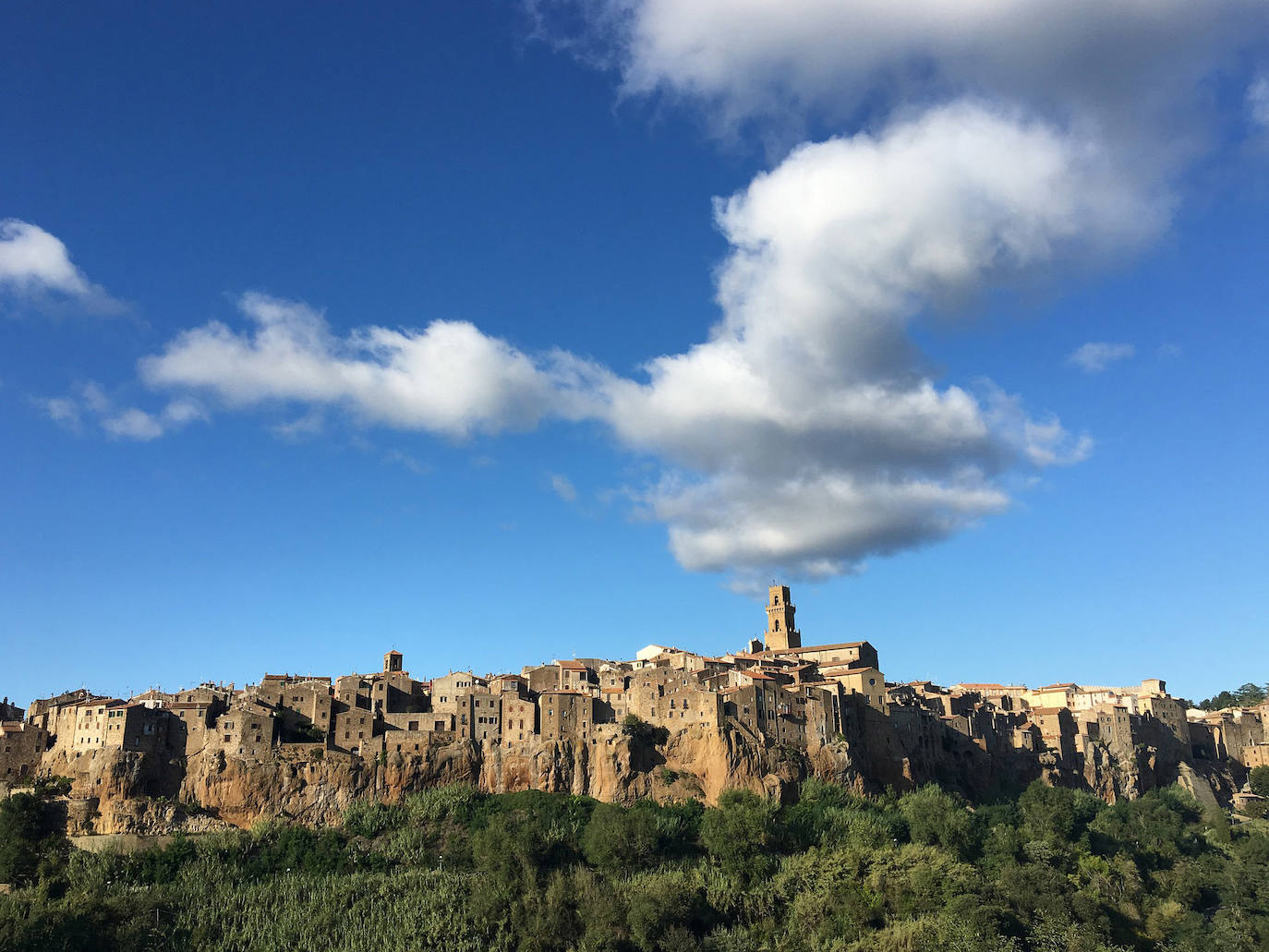 Pitigliano (Italia): Rodeado de bosques y las legendarias colinas de la Toscana se encuentra Pitigliano, una antigua pequeña ciudad construida sobre escarpados acantilados. La ciudad, que data de 1061, está llena de tumbas etruscas, que los lugareños usan para almacenar vino y que están conectadas por una red de cuevas y túneles. Una fortaleza extraordinaria y empinada rodea la comuna, lo que asegura su estatus como una de las ciudades más inusuales y fotogénicas de la zona.