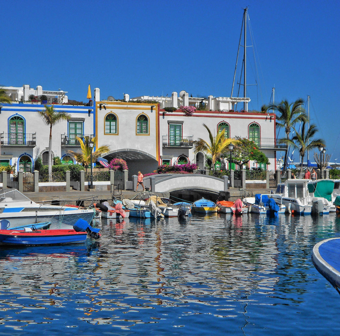 Puerto de Mogán (España): En el suroeste de la isla de Gran Canaria conocido como «pequeña Venecia» por los pequeños canales que lo surcan, aunque lo que más llama la atención es su animado muelle y sus calles vestidas de buganvillas, con casas blancas y puertas y ventanas de tonos verdes y mostaza.